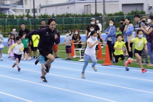 高瀬慧さんと子供が競走しています。