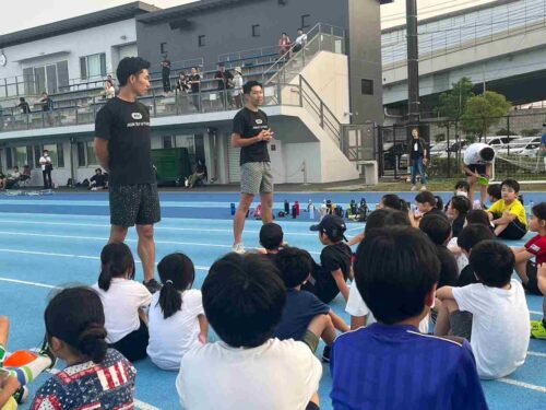 スプリント講座で谷口耕太郎コーチが子供たちに指導しています。