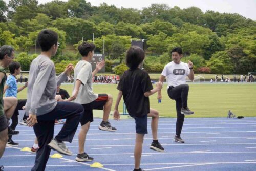 Run for the Futureが多摩市立陸上競技場でイベントを開催しました。舘野哲也コーチが指導しています。