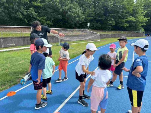 練習の最後に、マーカー取りリレーを行いました。低学年クラスは年中から小学3年生までのクラスです。
何やらお姉さんが下の子をリードしてくれていますね！