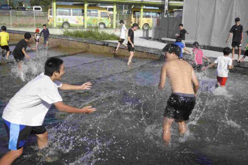 初日の練習後、アイシングもかねて水遊びをしました。子供もコーチも一緒に楽しみました！