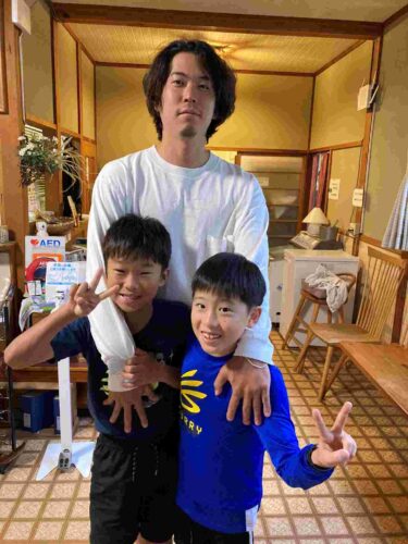 三枝浩基コーチと子供たち。昨年の合宿の一幕。川上村の肌寒い朝もはえちゃんとくっついているとあったかいそう(笑)