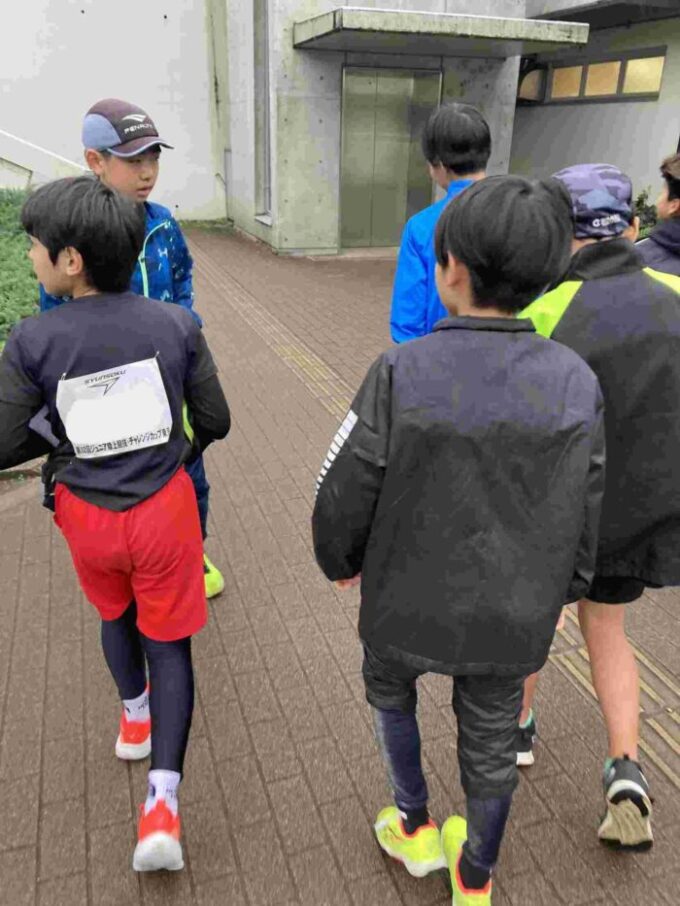 競技を終えた仲間を迎えに行くメンバーたち。