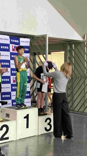 5年男子100mでは、鈴木健人くんが3位で表彰台!