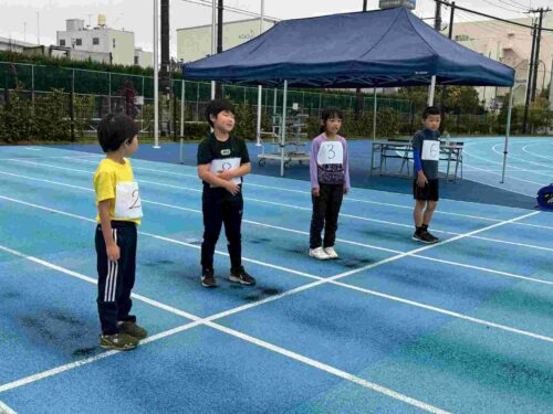 スタート前の選手紹介に戸惑う様子（笑）