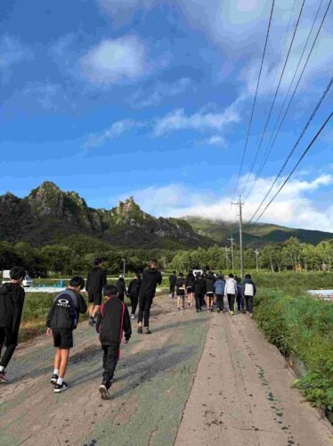毎年恒例の長野県川上村の夏合宿で朝の散歩をしている様子。