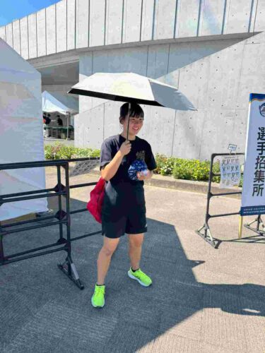 全中本番は、暑さ対策で競技時間も夕方開始。試合前の堂端さん、氷嚢と日傘で暑さ対策をしています。