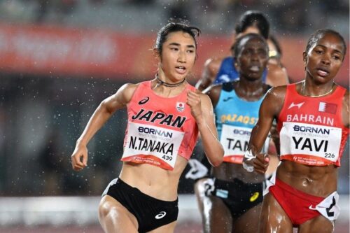 田中希美選手が5000m走で海外選手と競り合っている様子。